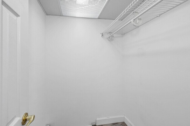 Building Photo - 20 Epping St