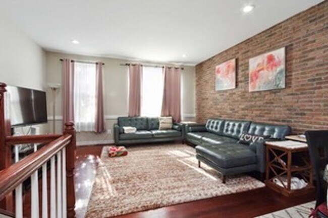 Building Photo - 213 Shamrock Dr
