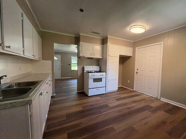 Building Photo - Amazing 3 Bed/1 Bath House FULLY remodeled with Central Air & Heat