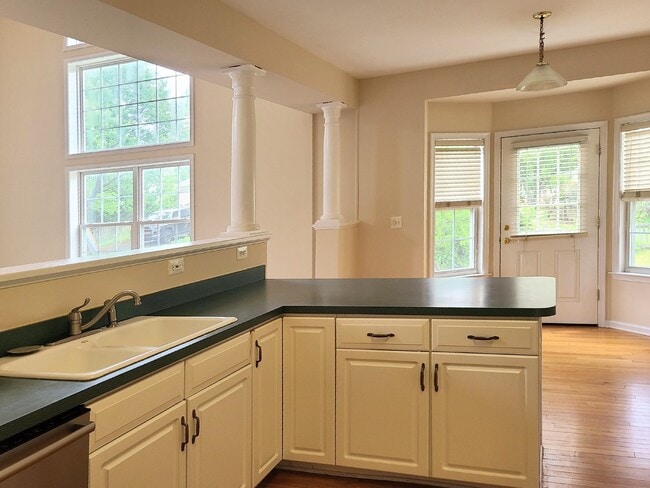 Building Photo - Hampton Oaks 4 BR Colonial with 1st Floor ...
