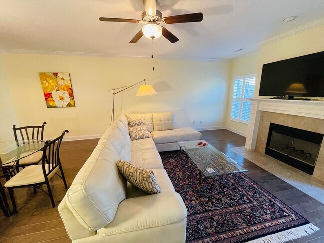 Building Photo - Sun-Drenched Corner Lot Condo – 2 Bedrooms + Office Near Middlebrook Pike