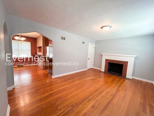Building Photo - 2 Bed, 1.5 Bath Home with Attached Garage / Available Now!