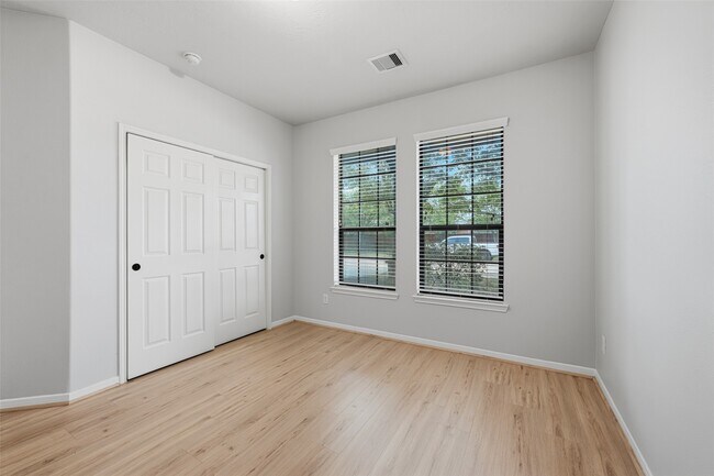 Building Photo - 24039 Via Renata Dr