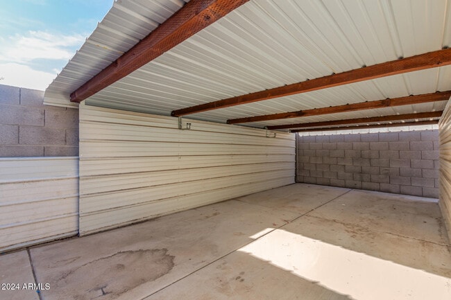 Building Photo - 8338 W Paradise Dr