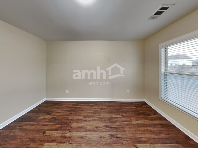 Building Photo - 850 Stonehaven Rd SW