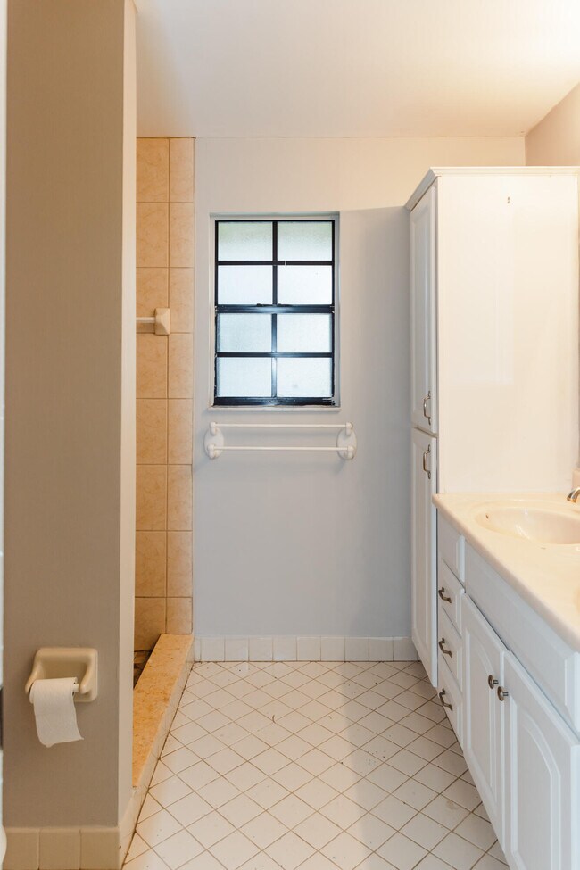 Building Photo - 2936 SW 22nd Cir