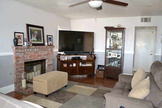 Building Photo - HOME WITH VIEW CORONA