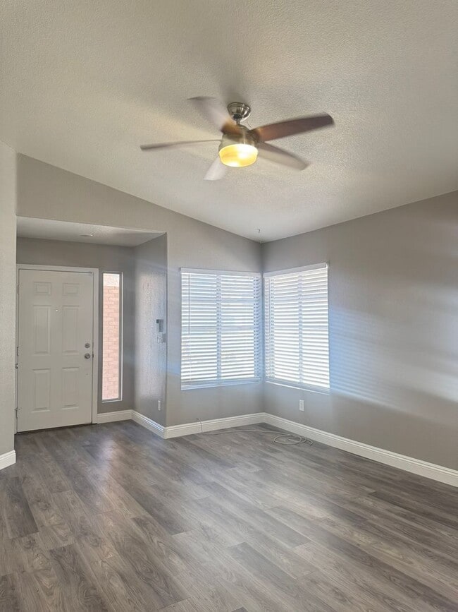 Building Photo - Beautifully Renovated 2 Bed Single Story Home