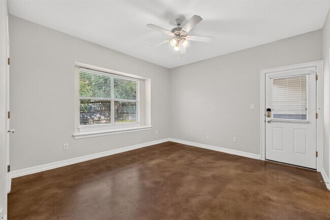 Building Photo - 1002 Castile Rd