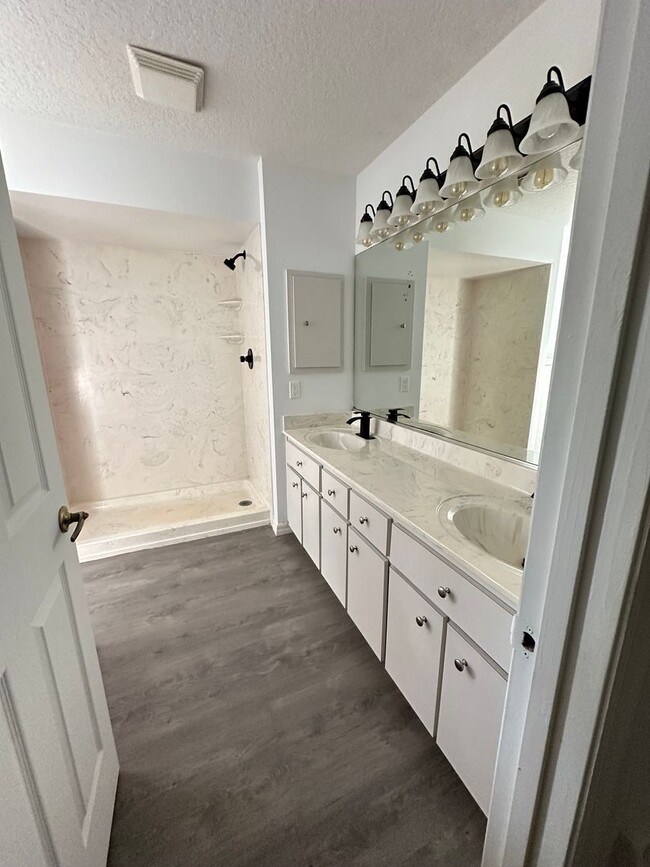 Building Photo - Beautifully Remodeled 3-Bedroom, 2-Bath Ho...