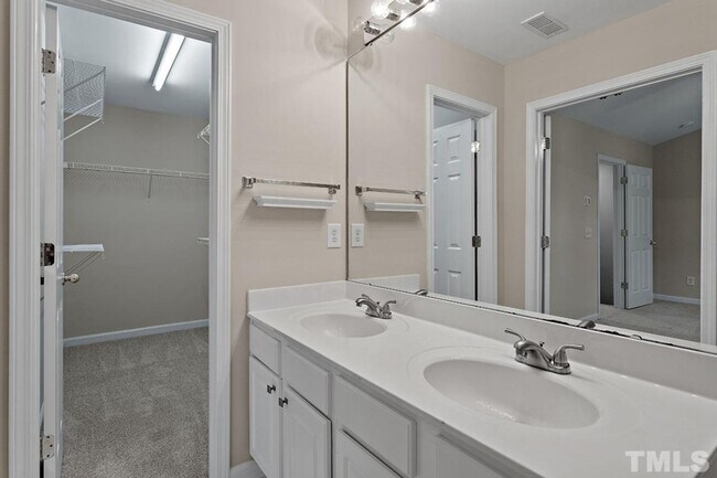 Building Photo - **OFFERING REFUNDABLE APPLICATION FEES** Terrific 3BD, 2.5BA Raleigh End Unit Townhome in a Prime...