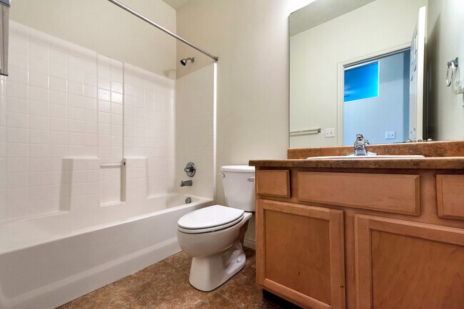Building Photo - Beautiful Pet Friendly 3 bed/2 bath home i...