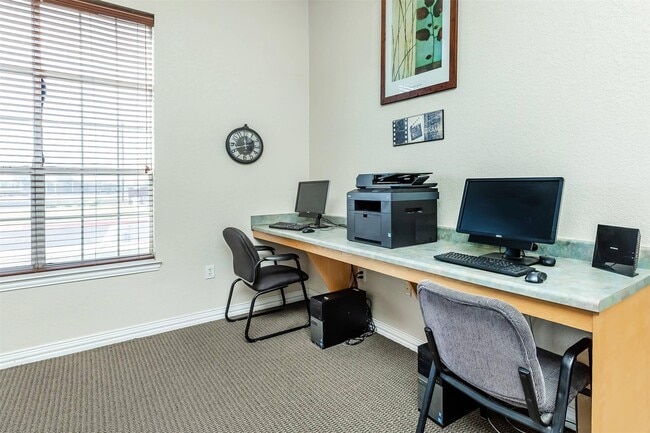 Building Photo - 1600 W Clements St