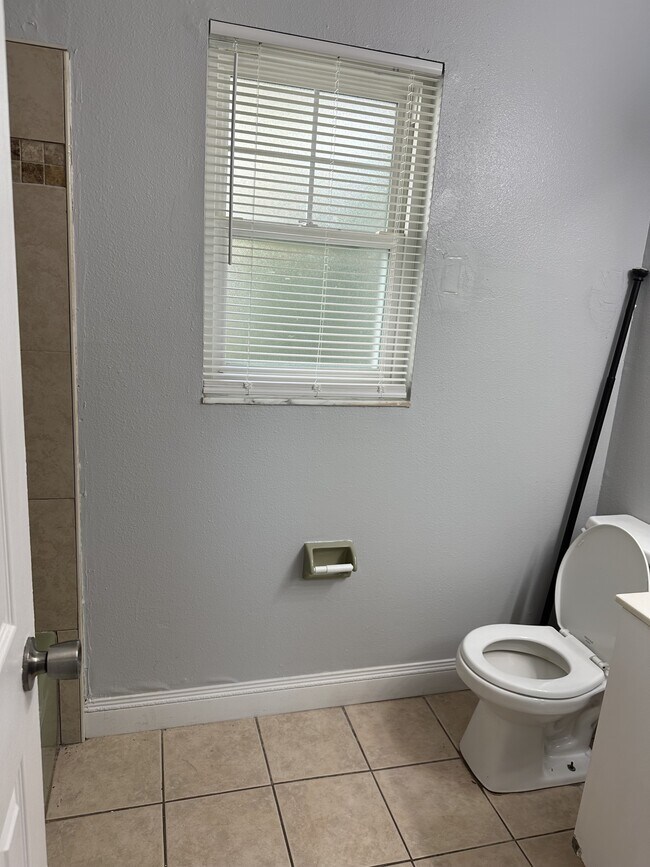 Building Photo - 836 Sky Lake Cir