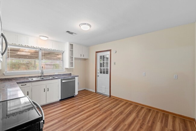 Building Photo - Spacious 3-Bed Gem with Covered Patio + Ea...