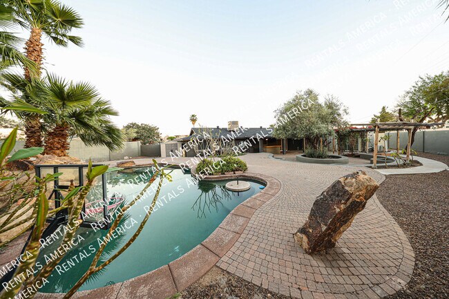 Building Photo - 1424 N Gene Ave