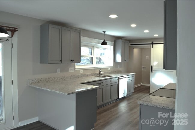 Building Photo - 320 W Stewart Ave