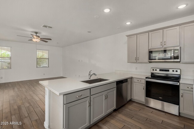 Building Photo - 15142 W Sherman St