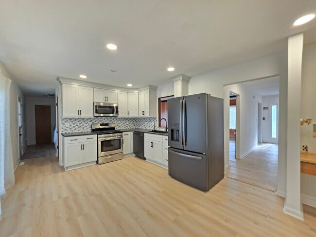 Building Photo - 8241 Robin Hood Dr