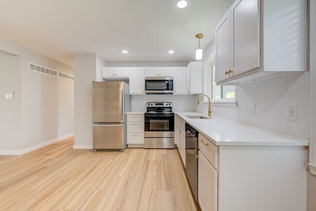 Building Photo - Beautiful renovated three bedroom house