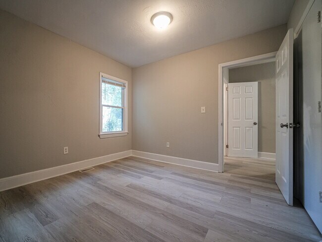 Building Photo - "Charming 4-Bedroom Gem in Charlotte - Cozy Living with Spacious Comfort!"