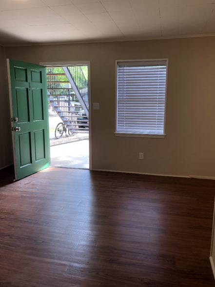 Building Photo - 304 Powers St