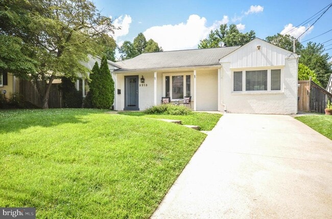 Building Photo - 3313 W Coquelin Terrace