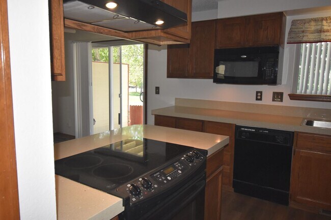 Building Photo - GREAT 3 BEDROOM/2 BATHROOM TOWNHOME WITH NEW PAINT & FLOORING. AVAILABLE 5/23.