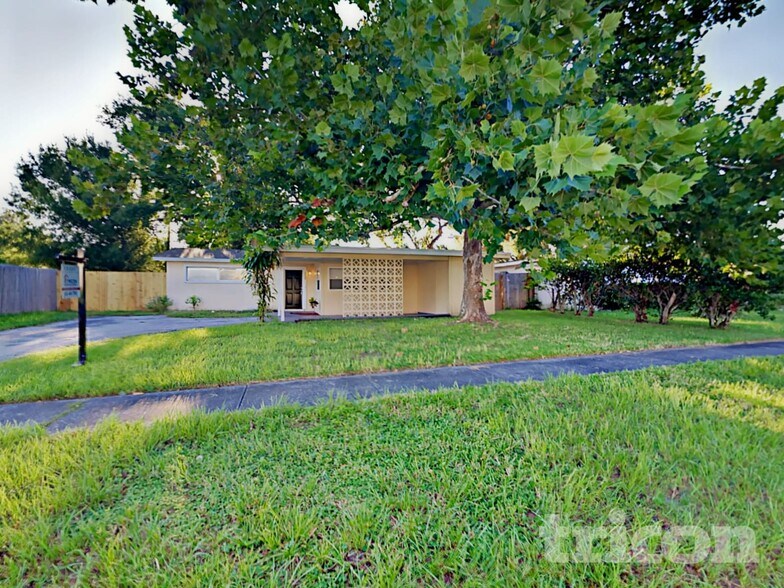 Building Photo - 1117 N Saturn Ave