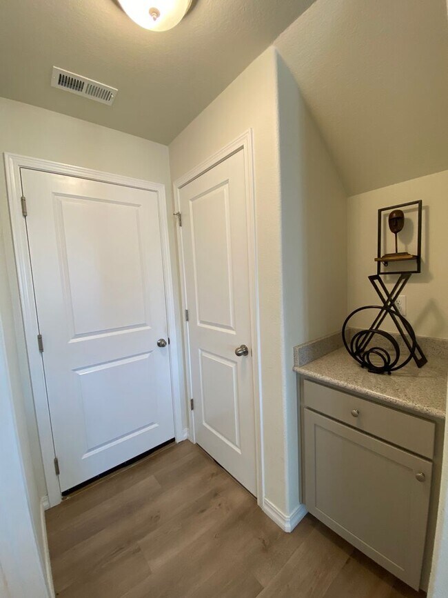 Building Photo - Stunning 3 Bedroom in NE Springs!