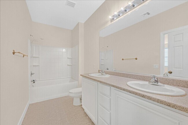 Building Photo - Spacious 2 bedroom condo with attached condo