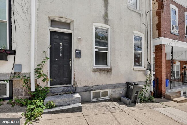 Building Photo - 219 Hermitage St