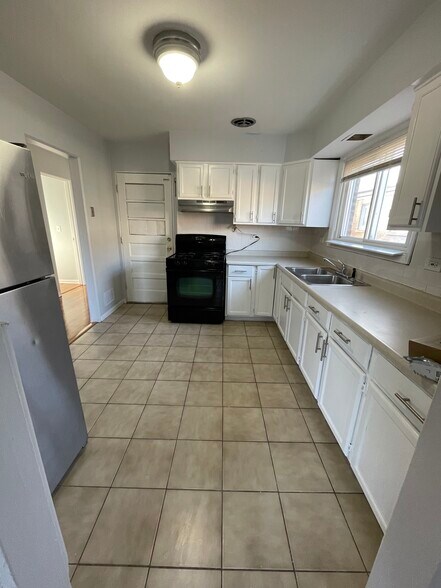 Building Photo - 9120 Lawler Ave