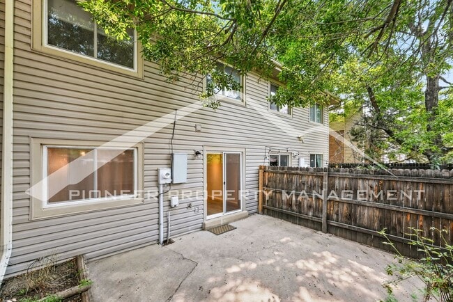 Building Photo - Charming Townhouse with Washer/Dryer and 1-Car Garage