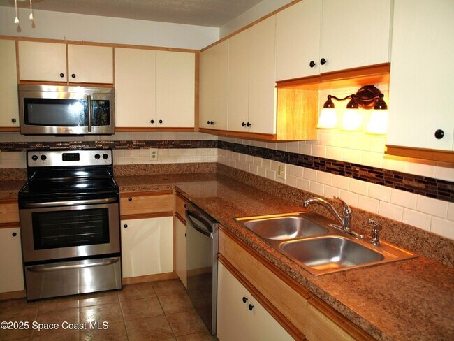 Building Photo - 831 Greenwood Manor Cir