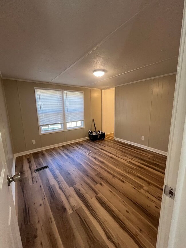 Building Photo - 3 Bed/2 Bath Mobile Home