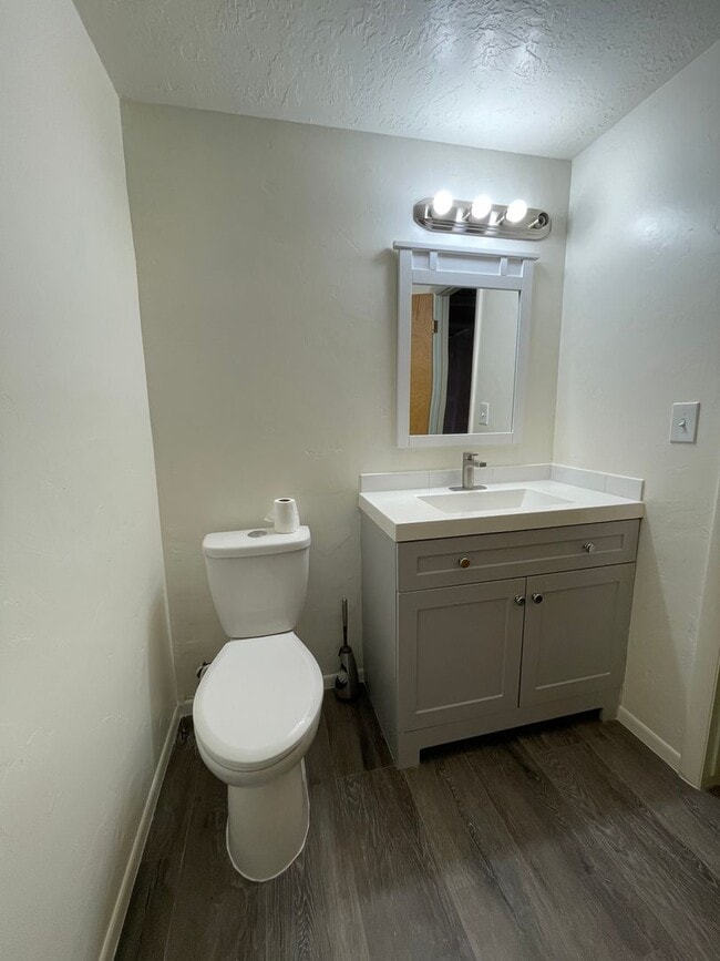 Building Photo - Charming 2 Bed 2 bathroom home with tons of storage space!