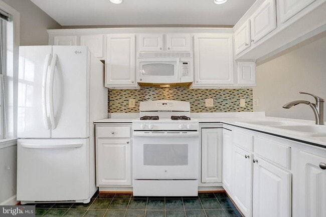 Building Photo - 6924 Fairfax Dr