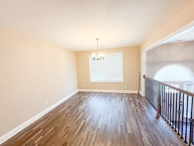 Building Photo - 5 Bedroom 3 Bathroom Home