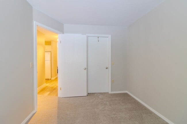 Building Photo - Charming, Updated Condo in Prime Downtown Traverse City Location!