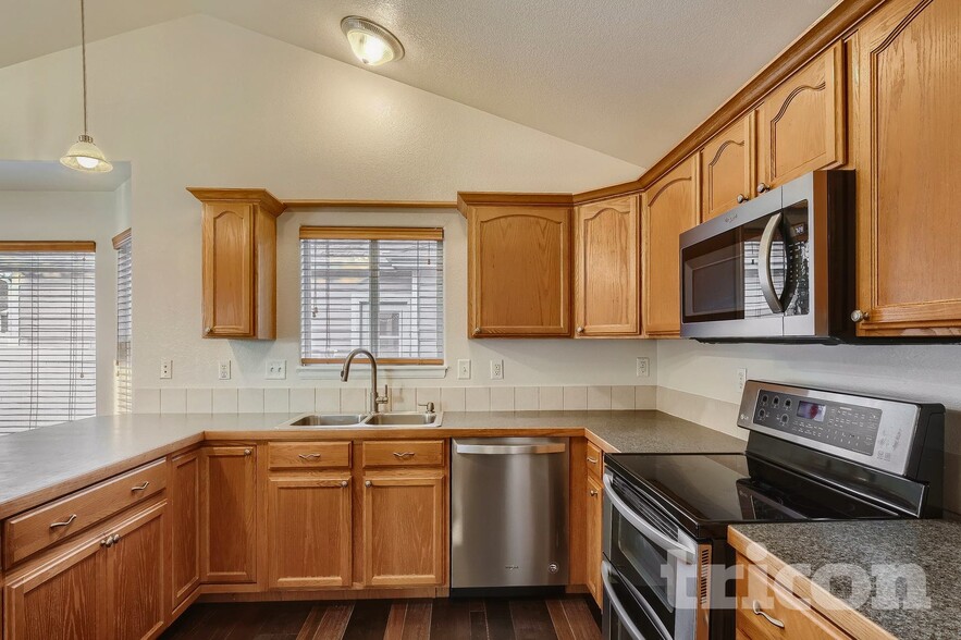 Building Photo - 5811 Zinfandel St