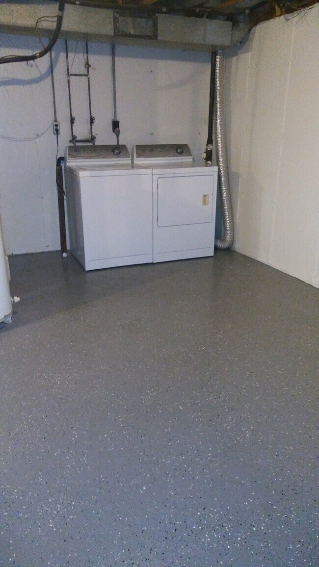 Basement w/ Laundry - 620 Graybridge E
