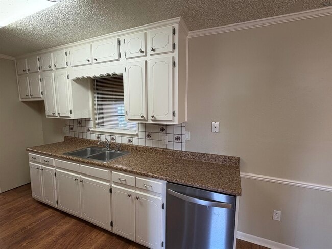 Building Photo - 5127 Parklane Dr