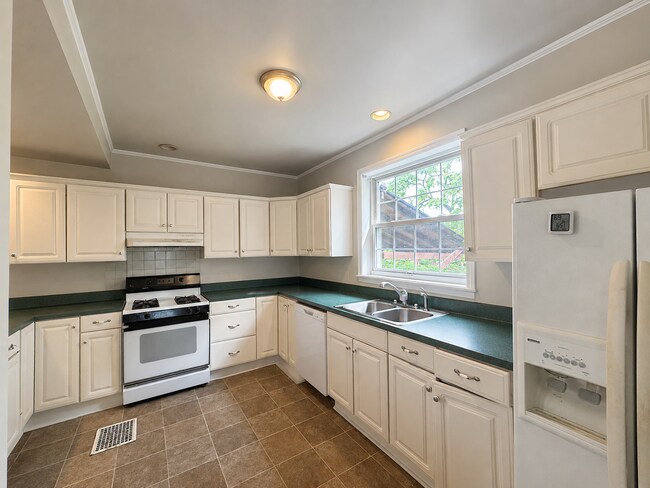 Building Photo - 6 Bed/2 Bath Mins. from UC Campus $600/pp ($3,600/mo)!