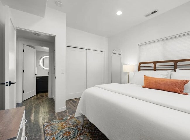 Building Photo - 4 Bed, 2 Bath, Fully Furnished, 2 Level Home, Fenced Yard