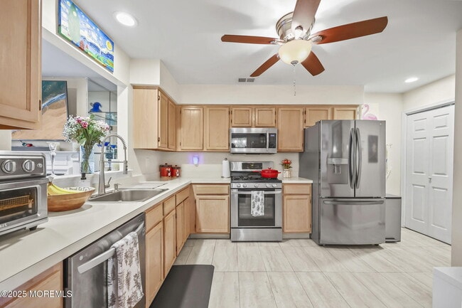 Building Photo - 761 Banyan Ct