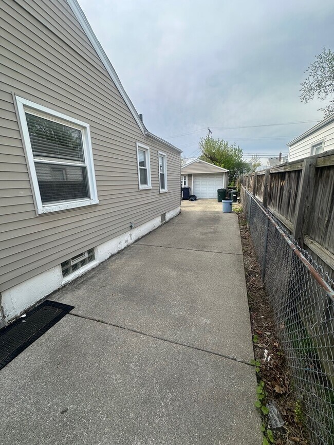 Building Photo - 3602 Ravena Ave