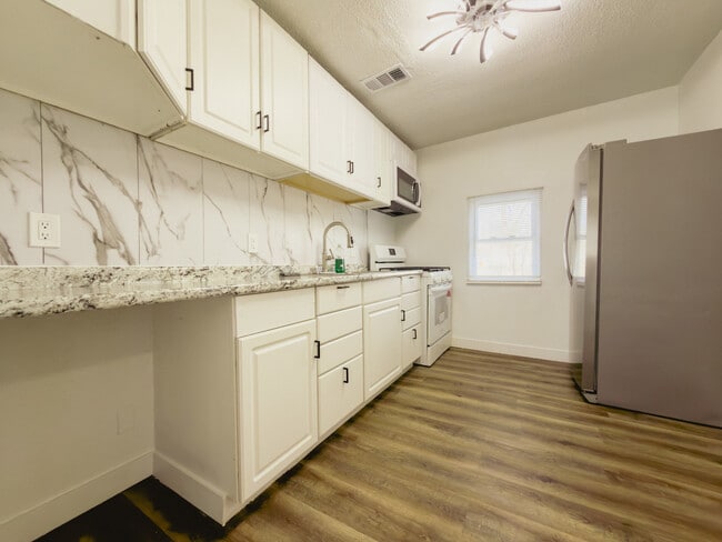 Building Photo - 612 Atwood Ave