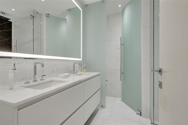 Building Photo - 300 Biscayne Blvd Way