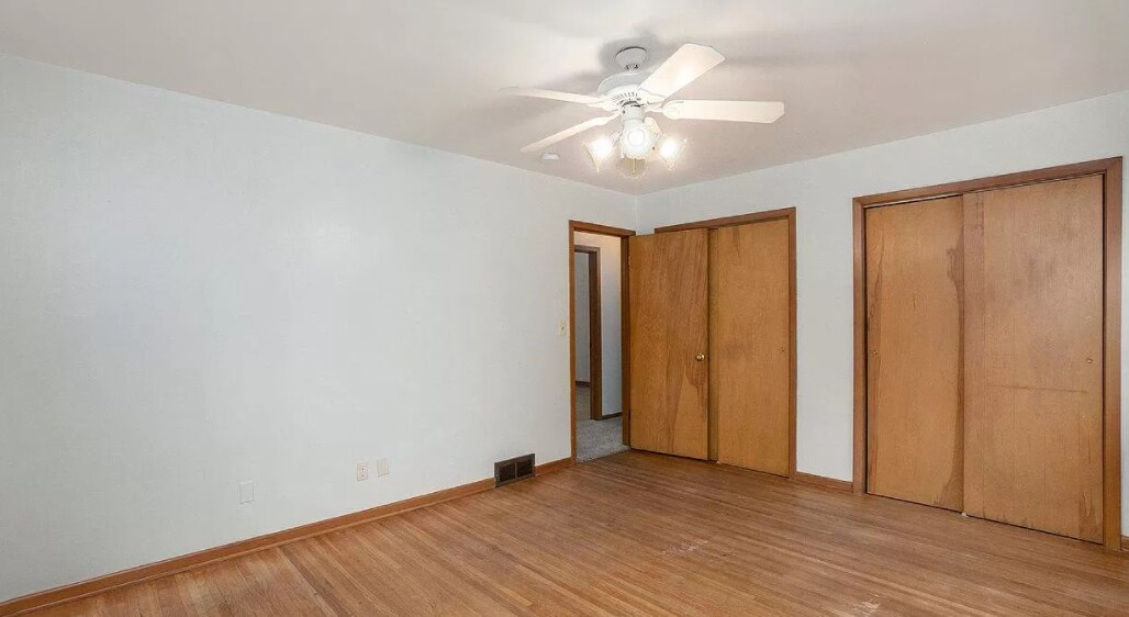 Dual closets - 424 N Lake Ave